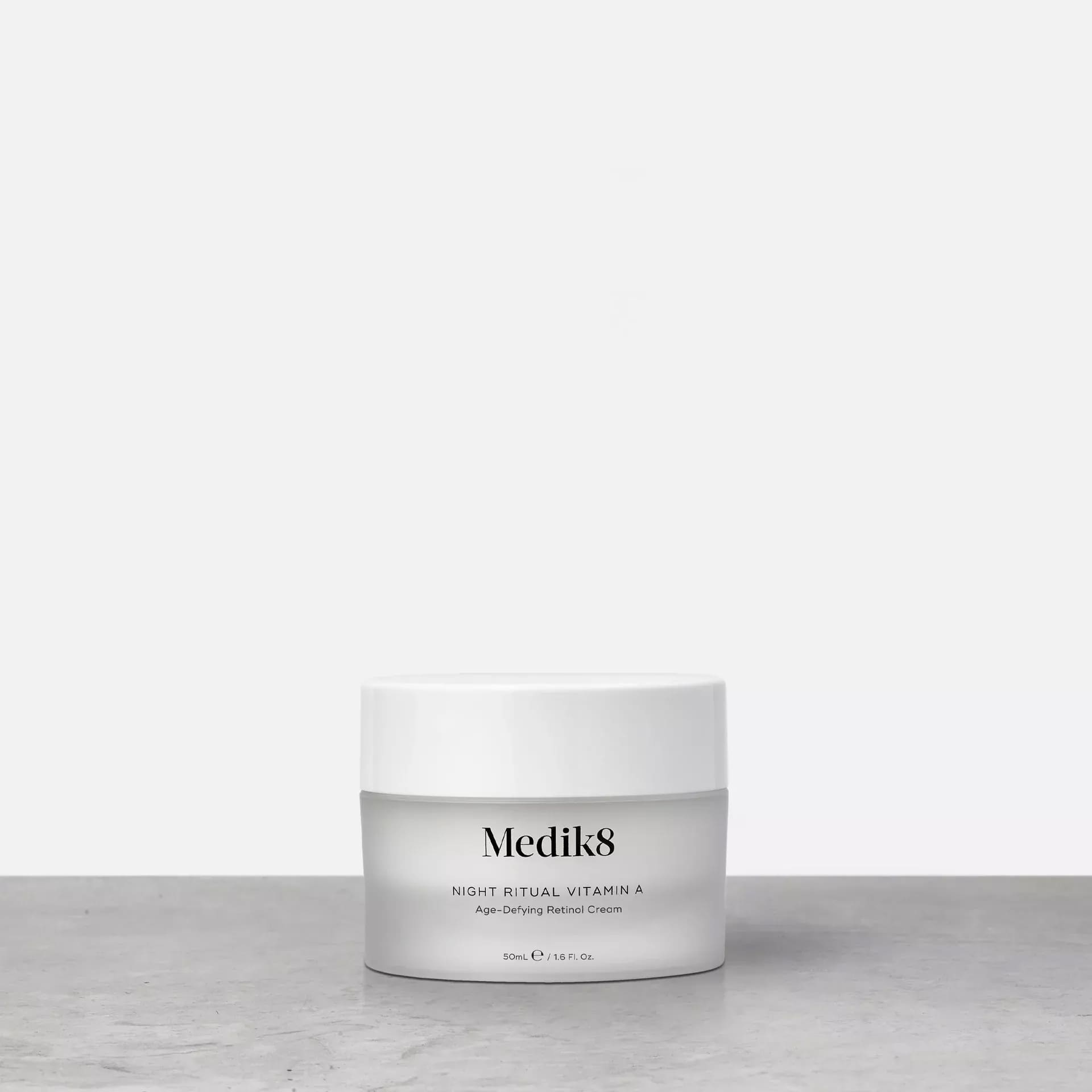 Розвіюємо міфи: Чи можна використовувати ретинол у теплий період? Medik8 night ritual vitamin A
