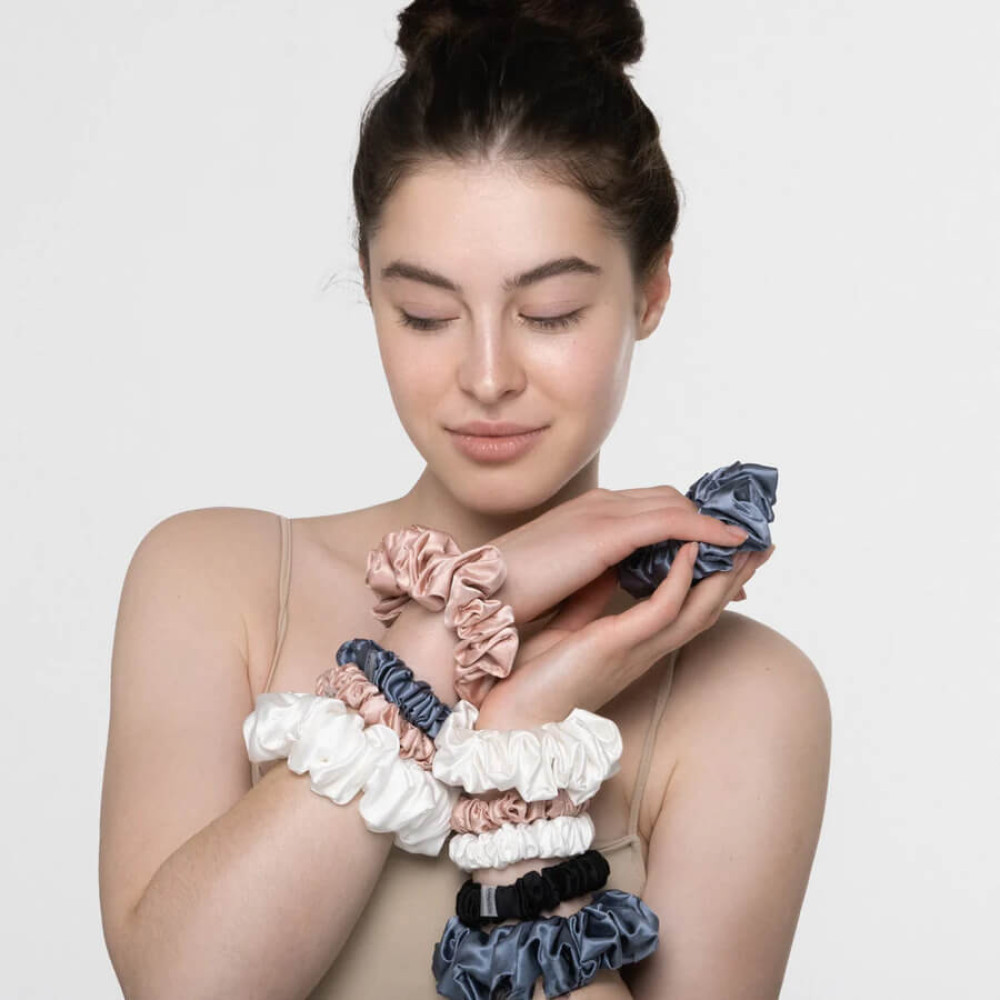 Шовкова резинка для волосся оливкова - MOLODO Silk Scrunchie Large Forest Moss фото 4
