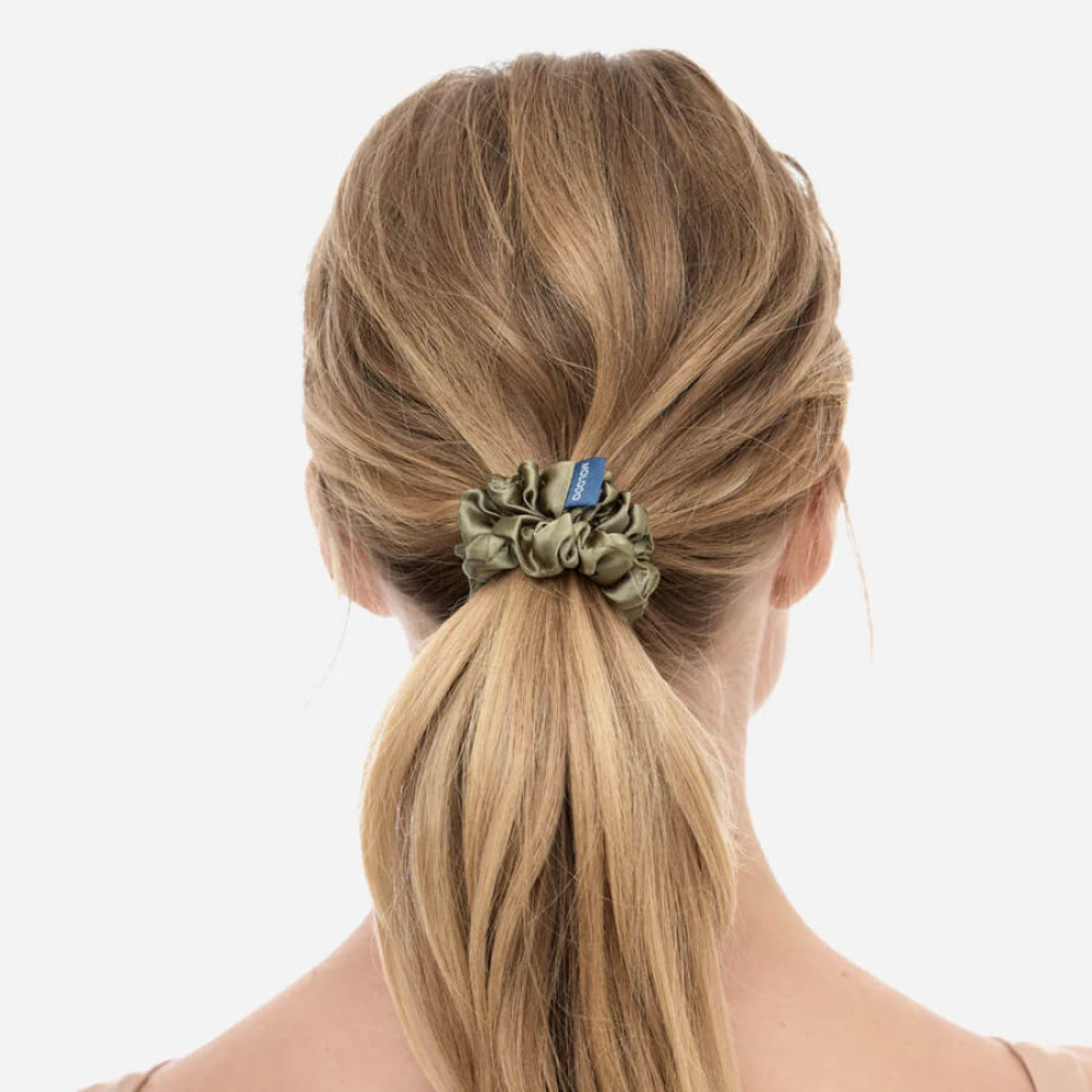 Шовкова резинка для волосся оливкова - MOLODO Silk Scrunchie Medium Forest Moss фото 3