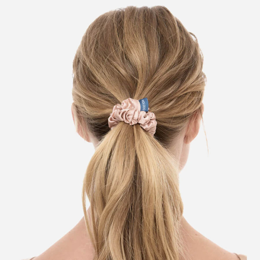 Шелковая резинка для волос пудровая - MOLODO Silk Scrunchie Medium Powder Pink фото 3