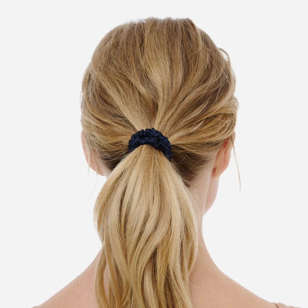 Шовкова резинка для волосся темно-синя - MOLODO Silk Scrunchie Small Deep Sea фото 2
