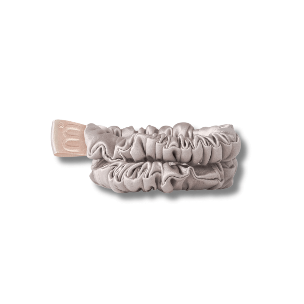 Набор из 2 тонких мини-резинок для волос в серо-бежевом цвете - MON MOU Silk Mini Slim Scrunchie Taupe Set фото