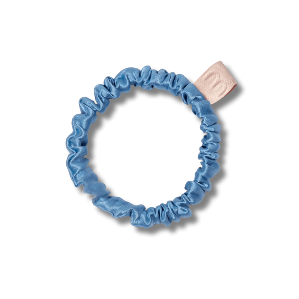 Тонкая резинка для волос голубая - MON MOU Silk Slim Scrunchie Sky Blue фото