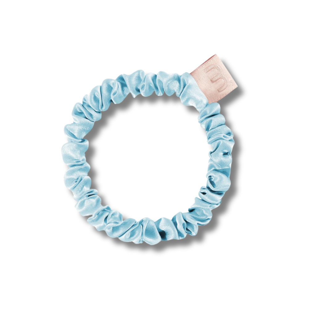 Тонкая резинка для волос нежно-голубая - MON MOU Silk Slim Scrunchie Baby Blue фото