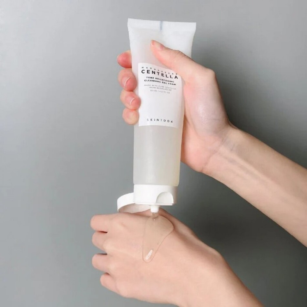 Очищаючий гель-пінка для обличчя - Skin 1004 Madagascar Centella Tone Tone Brightening Cleansing Gel Foam фото 3